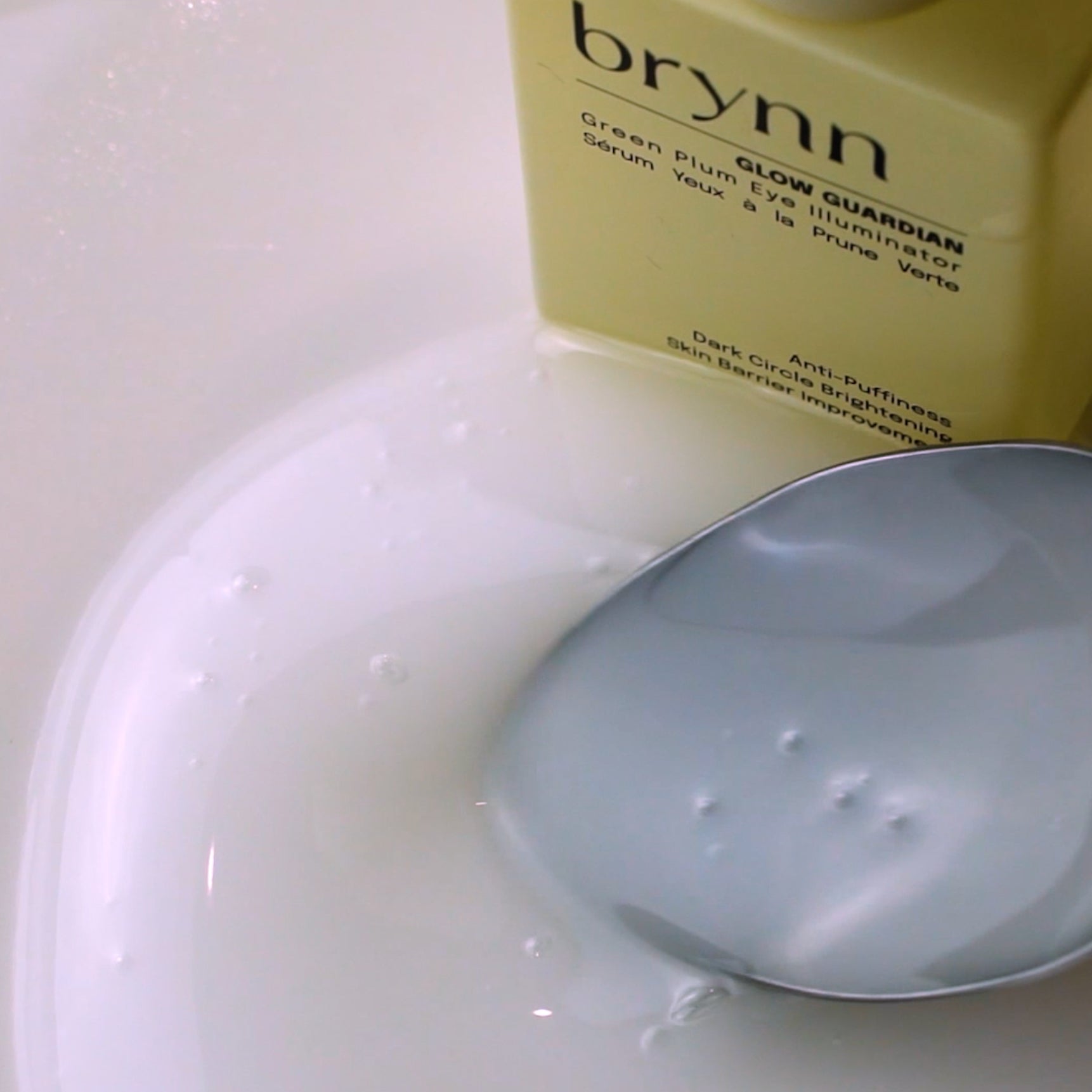 Sérum soyeux illuminateur pour le regard